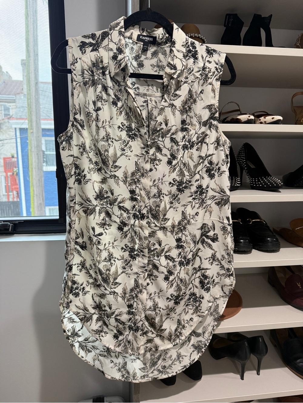 Express Black and White Floral Sleeveless Button-Front Tunic